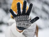 En invierno es habitual tener los dedos como cubitos, unos buenos guantes evitan lesiones en las manos por el frío.