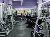 Un joven realiza ejercicios en un gimnasio