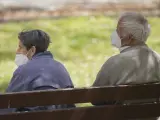 Personas mayores sentadas banco