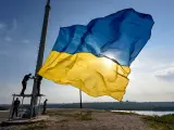 23 August 2019, Ukraine, Zaporizhzhia: People raise a Ukrainian flag on one of Ukraine's tallest flagpoles during the flag-hoisting ceremony, part of National Flag Day celebration, on Khortytsia Island. Photo: -/Ukrinform/dpa (Foto de ARCHIVO) 23/8/2019 ONLY FOR USE IN SPAIN