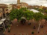 La localidad vallisoletana de Medina del Campo tiene muchos sitios de interés turístico que visitar. Uno de los que más llama la atención es su plaza mayor, con sus 14.000 metros cuadrados de extensión es la más grande de España.