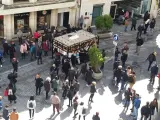 Costaleros ensayando para Semana Santa en el centro de Sevilla antes de la pandemia.