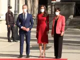 La reina Letizia deslumbra con un sofisticado vestido en su color fetiche