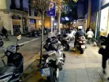 Motocicletas aparcadas encima de la acera entorpeciendo el paso a los peatones.