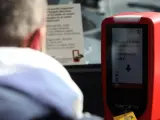 Un usuario pagando este lunes un billete sencillo de autobús en Barcelona con el nuevo lector EMV de tarjetas.