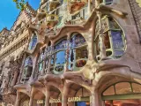 Vista de &aacute;ngulo bajo de la arquitectura del edificio Casa Batll&oacute; por Antoni Gaud&iacute; en Barcelona.