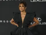 La actriz Halle Berry ha apostado por un precioso vestido negro de falda globo y con escote en forma de 'v' para asistir al estreno de 'Moonfall', en Los Ángeles.