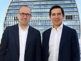 El consejero delegado de BBVA, Onur Genç, y el presidente del banco, Carlos Torres Vila, frente al edifico sede de BBVA en Madrid. 03/02/2022