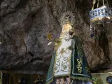 La Santina de Covadonga tiene en torno a 50 mantos de diversos colores.