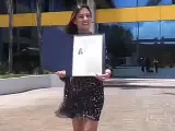 Una mujer exhibe su título universitario justo antes de perderlo.
