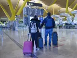Dos personas con maletas en el aeropuerto Adolfo Su&aacute;rez, Madrid-Barajas, a 5 de enero de 2022, en Madrid (Espa&ntilde;a). Durante esta semana, se ha producido el mayor aumento de incidencia acumulada desde que comenz&oacute; la pandemia, situ&aacute;ndose en torno a 2.400 afectados por cada 100.000 habitantes durante los &uacute;ltimos 14 d&iacute;as. A pesar de ello, numerosos viajeros se desplazan de cara al d&iacute;a festivo por el d&iacute;a de Reyes, ma&ntilde;ana 6 de enero. 05 ENERO 2022;AEROPUERTO;TRANSPORTE;AVION;PASAJEROS Jes&uacute;s Hell&iacute;n / Europa Press (Foto de ARCHIVO) 05/1/2022
