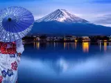 Una mujer asi&aacute;tica con kimono tradicional japon&eacute;s contempla monta&ntilde;a Fuji junto al lago Kawaguchiko, en Jap&oacute;n.