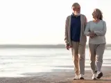 Un matrimonio pasea por la playa