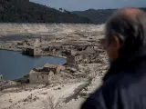 Un hombre observa dese las alturas el pueblo emergido de Aceredo, entre Galicia y Portugal.