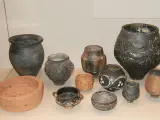 Imagen de vasijas romanas en un museo.