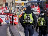 Agentes policiales en la zona donde se concentran las protestas de los grupos antivacunas, cerca del Parlamento de Canadá, en Ottawa.