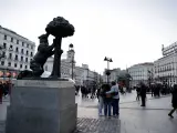 Varias personas paseando por la Puerta del Sol de Madrid.