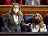 Nadia Calviño y Yolanda Díaz, durante la sesión de control al Gobierno en el Congreso.