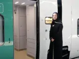 Una mujer entrando al tren Haramain, conocido como el 'AVE a la Meca' RENFE 16/2/2022