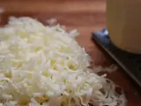 Es cómodo comprar el queso ya rallado, ya que el esfuerzo para utilizarlo es mínimo, pero lo recomendable es rallarlo tú mismo. No tardas nada y probablemente el producto sea de mayor calidad.