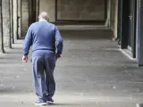 Un hombre mayor pasea por la calle en Pamplona.