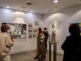 Varias personas contemplan diferentes obras en una galer&iacute;a de arte de Madrid
