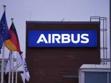 FILED - 18 January 2022, Hamburg: The main gate of the Airbus plant in Hamburg-Finkenwerder. European aerospace giant Airbus posted record profits in 2021 after steep loses in the previous two years. Photo: Marcus Brandt/dpa (Foto de ARCHIVO) 18/1/2022 ONLY FOR USE IN SPAIN