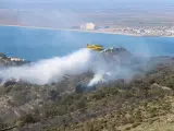 Medios aéreos trabajando en la extinción del incendio de Roses, que está afectando al parque natural del Cap de Creus.