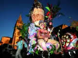 Carnaval en Oviedo con la catedral al fondo.