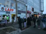 La gente hace cola en un cajero automático (ATM) en una sucursal de un banco en Kiev, el 24 de febrero de 2022, en Kiev, Ucrania.