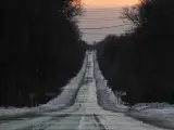 Una carretera en la zona de exclusión de Chernóbil el 6 de febrero de 2022