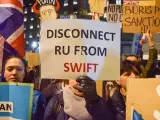Mensaje a favor de la desconexión de Rusia del SWIFT en una protesta en Londres VUK VALCIC / ZUMA PRESS / CONTACTOPHOTO 25/2/2022 ONLY FOR USE IN SPAIN