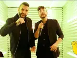 Keunam y Hermoti, en uno de sus vídeos cantando con diferentes voces.