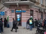 Civiles ucranianos haciendo cola para sacar dinero en Kiev.