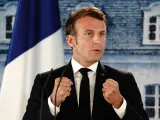FILED - 29 June 2020, Brandenburg, Meseberg: French President Emmanuel Macron speaks during a press conference. Macron announced his candidacy for a second term in office in a letter to the French people released on Thursday evening. Photo: Kay Nietfeld/dpa-Pool/dpa (Foto de ARCHIVO) 29/6/2020 ONLY FOR USE IN SPAIN