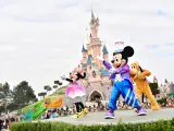 Mickey Mouse celebra el 30 Aniversario de Disneyland Paris con el Castillo de la Bella Durmiente al fondo.