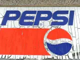 FILED - 26 August 2013, Bavaria, Issigau: A former logo of the American beverage manufacturer Pepsi sticks on the window of a supermarket. Pepsi to buy energy drink maker Rockstar for $3.85 billion. Photo: picture alliance / dpa (Foto de ARCHIVO) 26/8/2013 ONLY FOR USE IN SPAIN