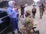 Un soldado ucraniano le pide matrimonio a su novia.