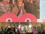 Una mujer del público se levanta la camiseta mientras Rigoberta Bandini canta en el concierto de Rocío Jurado.