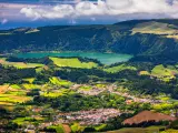 Las Islas Azores son un para&iacute;so natural en &uacute;nico en el mundo. La isla m&aacute;s grande del archipi&eacute;lago es San Miguel y en ella se encuentra uno de los pueblos m&aacute;s bonitos del mundo: Furnas. Su mayor atractivo es el Parque Bot&aacute;nico Terra Nostra, uno de los jardines bot&aacute;nicos m&aacute;s bellos del planeta. Este lugar alberga una piscina termal con aguas ferruginosas de color marr&oacute;n que emana a 25&ordm;C. Asimismo se recomienda visitar en la localidad la Caldeira das Furnas con g&eacute;iseres y fumarolas que representan la gran actividad volc&aacute;nica de la zona, las termas Po&ccedil;a da Dona Beija con agua a una media de 39&ordm;C y la Lagoa das Furnas. Esta &uacute;ltima se cre&oacute; al indundarse parte de la caldera del Volc&aacute;n das Furnas.