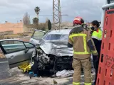 Estado en el que ha quedado el vehículo en el que viajaban las dos víctimas mortales (madre e hija) tras chocar frontalmente con un camión en Deltebre (Tarragona).