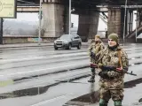 Dos milicianos ucranianos controlan una carretera, a 2 de marzo de 2022, en Kiev (Ucrania)