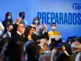 Alberto N&uacute;&ntilde;ez Feij&oacute;o e Isabel D&iacute;az Ayuso, este martes, en el acto del PP de Madrid.