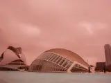 La Ciudad de las Artes y las Ciencias de Valencia con el cielo cubierto de una densa capa de polvo en suspensión.