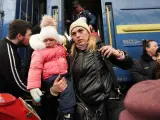 Refugiados ucranianos en la estación de tren de Lviv, al oeste de Ucrania.