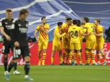 Los jugadores del Bar&ccedil;a celebran un gol mientras Modric y Kroos se lamentan.