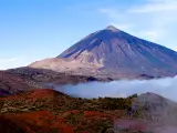 El parque nacional del Teide, declarado Patrimonio de la Humanidad por la Unesco en 2007, se encuentra en el centro de la isla de Tenerife. Uno de sus s&iacute;mbolos m&aacute;s destacados es, sin duda alguna, el propio volc&aacute;n del Teide, el pico m&aacute;s alto de toda Espa&ntilde;a. Este cuenta con un telef&eacute;rico, y desde la estaci&oacute;n superior, situada a 3555 metros, es posible disfrutar de unas vistas &uacute;nicas al parque, a la isla de Tenerife y al resto del archipi&eacute;lago. Aqu&iacute; se pueden admirar curiosas formaciones rocosas como el Roque Cinchado, plantas end&eacute;micas de las canarias como el tajinaste rojo, e incluso aprender sobre las constelaciones y los planetas en un tour nocturno.