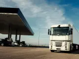 Camion repostando gasolina