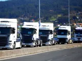 Varios camiones en una marcha a la entrada de Ferrol.