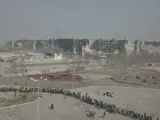 Cientos de ciudadanos en la ciudad ucraniana de Mariúpol esperan en largas colas para recoger alimentos, en una imagen captada por un dron.